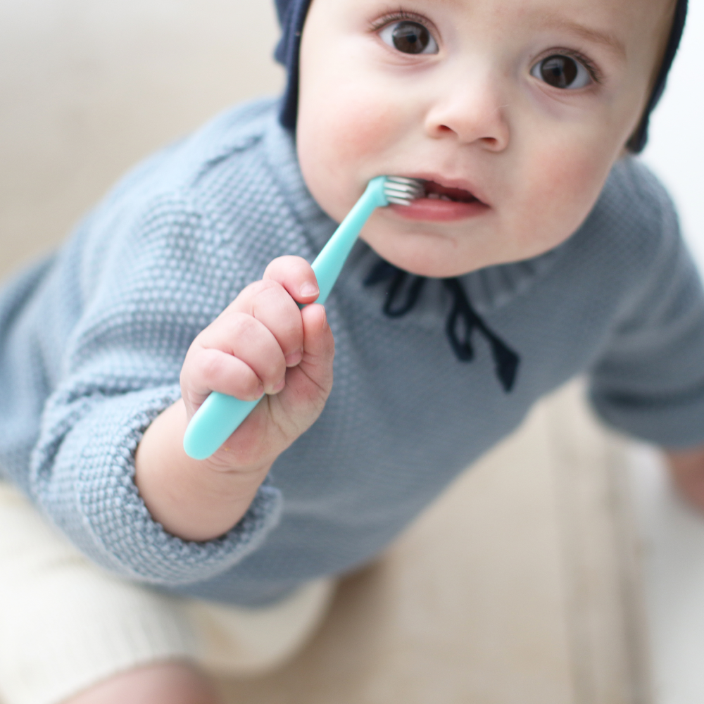 Bàn chải đánh răng bé từ 6 tháng tuổi Bristik Step 1 màu xanh